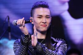 张玮《四十四次日落》歌词完整版