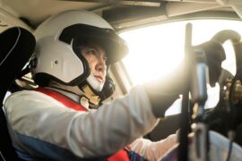 凌川夏《奉献》歌词（飞驰人生片尾曲）