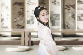 叶里《像明月被偏爱》歌词