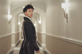 周深《她》歌词