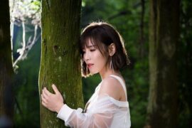 李佳薇《他从火光中走来》歌词