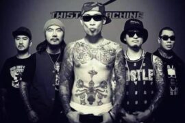 扭曲机器《镜子中》歌词