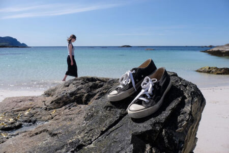 怪阿姨《见山见海都是你》歌词