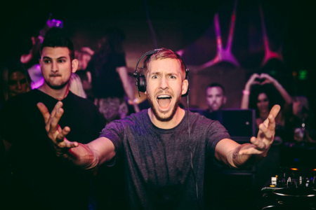 Calvin Harris、Ellie Goulding《outside》歌词