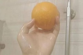 洗澡吃橙子是什么梗？