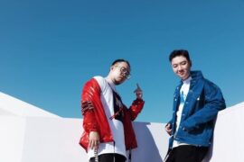 新街口组合、邱旭《你在离我很远的看台唱歌》完整版歌词