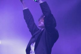 刘思鉴《爱也不爱》歌词封面图