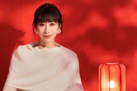 任素汐《枕着光的她》歌词封面图