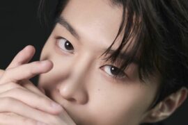 《Missed Texts》 演唱：范丞丞 作词:BOYTOY/Sean Turk/Kyle Owens/Young Sky 作曲:BOYTOY/Sean Turk/Kyle Owens/Young Sky 编曲:BOYTOY/Sean Turk Missed Texts歌词完整版 I kept it a hunting from the jump (从一开始我就竭尽全力) Loyalty I'll always put that over lust (忠诚永远高于欲望) Now you hit my line up (你打电话给我) Just to call my bluff (看清我的虚张声势) Tryna pull my card (企图看清我的底牌) When I'm a royal flush (当我拿着一手好牌) You swear I got other lovers (你总说我不够专一) Like I got other on the side (就好像我在) I'm cutting through like butta (所有人之间游刃有余) I cut my ties (认识你后) When I met you (我已和他人断联) But you still wanna fuss (可你还是想大闹一场) Off my phone less than a minute (离开我的手机不过一刻) Now you undercover (你就开始问东问西) Who is this (这是谁) What is that (那是什么) Where you been (你去哪里了) How come you ain't ever write me back (为什么你总不回复我讯息) Might be hard to believe (你可能很难相信) But all I see is you and me (但我眼里只有我们的点滴) I treat my time just like my money (时间是金) So I spend it wisely (所以我用之有道) I been on it (一直在忙于生计) Gotta pick up the paper calling (忙于把钱赚进口袋里) But everytime I'm away (每次不在你身旁) And I try to explain (当我想要解释) Then you spazzing on me (你会想要无理取闹) Wait (等等) All of this over a missed text (一切都是因为一条遗漏讯息) I don't know (不知道) Why you wanna see me stress (你为什么想给我压力) I've been trying to give you my best (我一直想给你最好的) A couple seconds turned into a mess (但片刻后又会变得糟糕) What a mess (天翻地覆) All of this over a missed text (一切都是因为一条遗漏讯息) Just hear me out (听我说) I don't want nothing less (我并不想敷衍) I've been trying to give you my best (我一直只想给你最好的) How did it turn into this (为什么会发展成这样) Oh no (哦不) How did it turn into this (为什么会发展成这样) Oh no (哦不) How did it turn into this (为什么会发展成这样) Oh no (哦不) Are we done yet (我们可以冷静一下吗) Or could we switch lanes (或许该换个相处方式) Think we had enough of this conversation (因为不想再旧事重提) Our relationship needing ventilation now (现在彼此需要一些空间) Put the past in the gutter (忘掉过去) You know I got you best (你知道我只在乎你) I don't care about the rest (其他一切都不在意) No need to be on the chase (无需玩追逐游戏) Don't need to break a sweat (也不必精疲力竭) All of this won't be a matter (所有这一切都无所谓) When we get to bed (只要我们在一起) Spend some quality time like my money band (享受彼此的宝贵时间) I been on it (一直在忙于生计) Gotta pick up the paper calling (忙于把钱赚进口袋里) But everytime I'm away (每次不在你身旁) And I try to explain (当我想要解释) Then you spazzing on me (你会想要无理取闹) Wait (等等) All of this over a missed text (一切都是因为一条遗漏讯息) I don't know (不知道) Why you wanna see me stress (你为什么想给我压力) I've been trying to give you my best (我一直只想给你最好的) A couple seconds turned into a mess (片刻过后一切又变得糟糕) What a mess (天翻地覆) All of this over a missed text (一切都是因为一条遗漏讯息) Just hear me out (听我说) I don't want nothing less (我并不想敷衍) I've been trying to give you my best (我一直只想给你最好的) How did it turn into this (为什么会发展成这样) Oh no (哦不) What (为什么) How could it turn into this (为什么会发展成这样) Oh no (哦不) How can it turn into this (为什么会发展成这样) Oh no (哦不) 范丞丞《Missed Texts》歌词表达及评论赏析 尚之桃桃：闻到焦味了嘛？那是我的心在为丞丞哥燃烧🔥🔥 祎起吃范-：范丞丞就像是一个藏满了惊喜的宝盒，他独特迷人的声线，燃情抓耳的Rap，和初崭头角的创作能力，无一不在向众人宣告，他正在音乐这条梦想之路上暴风成长。丞星姐姐们一直在你身边，和你一起聆听，梦想花开的声音。范丞丞，承蒙遇见，未来可期。恭喜范丞丞 继续成长，继续加油@范丞丞 丞子鑫儿：什么？范丞丞出现了？我一个风驰电掣疾如旋踵举步生风脚不点地倍道而行快马加鞭奔逸绝尘眼疾手快风驰云走就赶来了，然后被帅得如痴如醉酣畅淋漓乐在其中甘之如饴，并向天空大喊一声：没有人能够拒绝新鲜帅气的范丞丞！