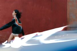 NIKI《Buzz》歌词封面图