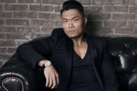 李玖哲《无声无息》完整版歌词 《无声无息》 歌手 : 李玖哲 作词 : 唐思淼、郁采真 作曲 : 郁采真 无声无息歌词 白天熄灭的心事会在夜里亮起 是孤独不服气不是我在执迷 理性抗拒感性 我把你都删去却备份了记忆 关于你的情绪又更新了几句 你已盖章结局我却未完待续 无声无息把爱还给你 可我的叹息塞满了空气 我词不达意此刻你会不会默契 串通了回忆对着我撞击不停 无声无息 现在的我说起释怀二字比谁熟练又坚定 过去轰轰烈烈恨不得掏肺掏心 邀请我的情绪啃噬我的期许 从无到有占据从有到无失去 过去翻山越岭只为把你抱更紧 现在翻来覆去抱紧满怀的空气 在对的时间里在错的选择里 我们各有经历才会不虚此行 一生就一次心动真可惜 无声无息把爱还给你 可我的叹息塞满了空气 我词不达意此刻你会不会默契 串通了回忆对着我撞击不停 无声无息却处处可寻 和你的回忆弥漫在空气 是我不清醒深呼吸反而快窒息 就快要死去会不会这样下去无声无息 李玖哲《无声无息》歌词表达及评论 曾吴秋杰：编曲打卡，玖哲人超级超级超级好！！录音唱的堪比唱片！！ Browne9e3：好听，玖哲的声音太独特了。抛弃现实的爱是轰轰烈烈的🥀🥀，走进现实的爱才是无声无息。 Tae'Yang：又是一首精品玖哲情歌，一直单曲循环真好💫💫。感觉还是熟悉的味道…李玖哲的嗓音和感情总是能打动我，喜欢爱听！❤️❤️