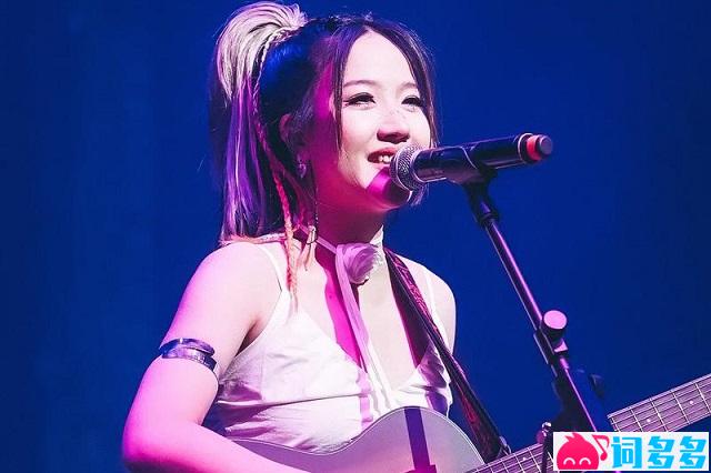 阿梨粤《深深》歌词表达及评论赏析