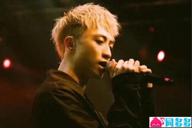 王齐铭《翻山越岭》歌词表达及评论