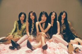 Apink《Love Me More》歌词封面图