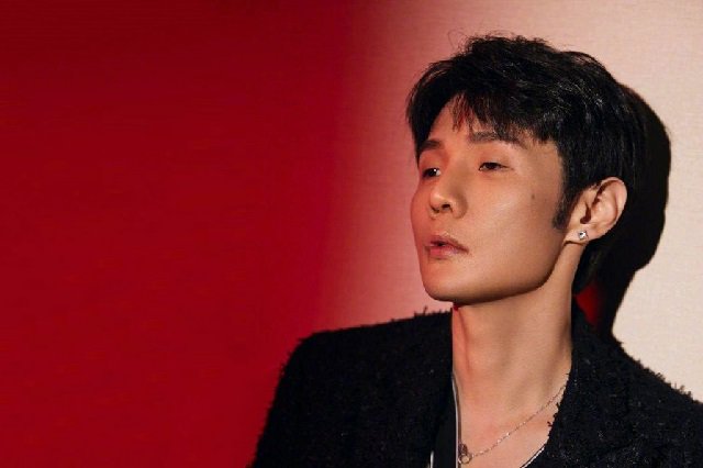 李荣浩最新照片及《李白》歌词封面图