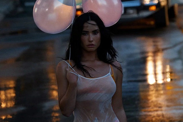 Demi Lovato《Low Rise Jeans》歌词封面图