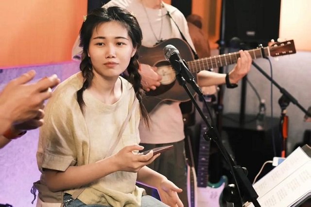 花粥《谁人》歌词封面图片
