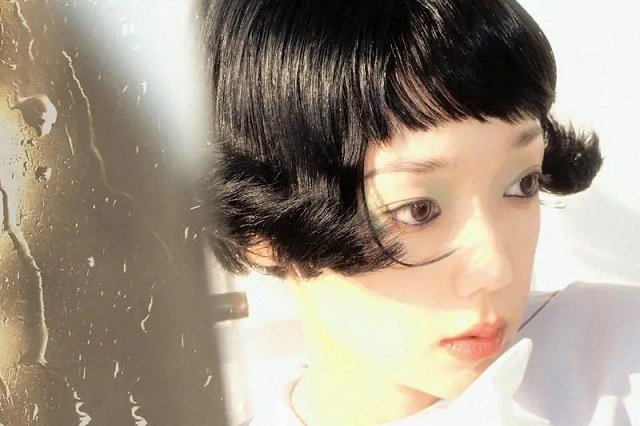 希林娜依高《薛定谔的雨》歌曲歌词封面图